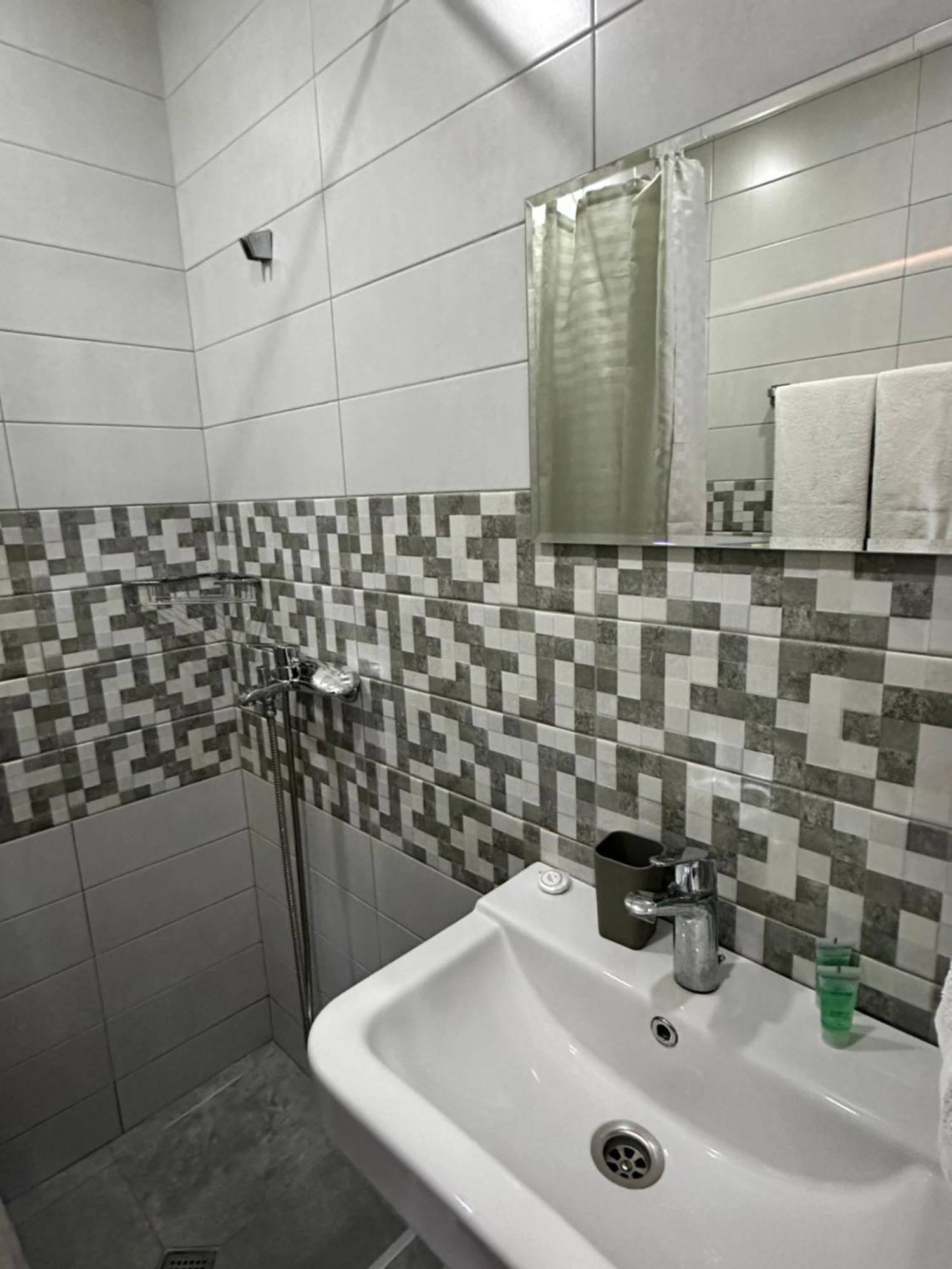 Hotel Lile Tbilisi Exteriör bild
